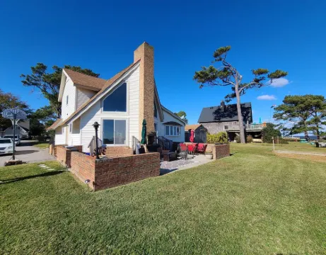 Beautiful Waterfront Vacation Rental on the Currituck Sound
