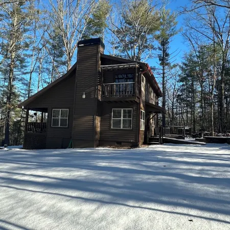 Cozy Cabin on Wooded Acre, Fire Pit, Games, Fully Equipped. Ucstr License#020096