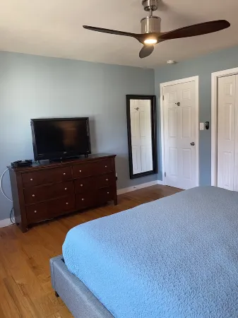 Pet Friendly | Outdoor Space | Parking | Chef's Kitchen | 2 blocks to the Beach Отели рядом с достопримечательностью «Long Branch Beach»