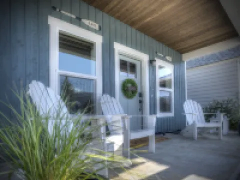 Cozy Nautical Cottage ~  2Bd/ Sleeps 6 / 1 Mi to Lake/ Free Shuttle / Video Tour Hotels in Sandpoint