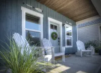 Cozy Nautical Cottage ~  2Bd/ Sleeps 6 / 1 Mi to Lake/ Free Shuttle / Video Tour