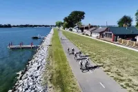 Charming 2 bedroom cottage 2 blocks from lake