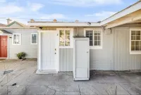Cozy 2BR Bungalow by the beach, coffee, and dining. Walking Score 10/10