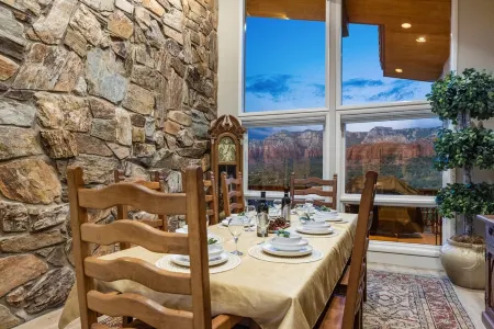 Sedona Elephant Rk Sunrise with Epic and Redrock Views, Hot Spa, Ev 220, Game Rm Отели рядом с достопримечательностью «Часовня святого Креста»