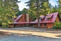 The Dirtyface Mountain Lodge Cup#1596Rustic Charm, Minutes to Leavenworth, Pool Hotels near Chiwawa Sno-Park