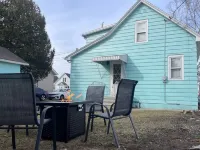 1 Block to the Beach! Firepit, 2 Bikes, Sleeps 4