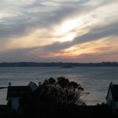 Apartment with breathtaking sea views 50M from the beach Отели в г. Карантек