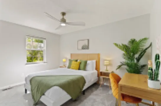 Dwntown Westfield Gem: Sleeps 17 with 6-Car Parking