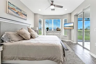 Luxury Golf Condo - King Bed - Resort Pool - Screened Private Lanai W/ Lake View