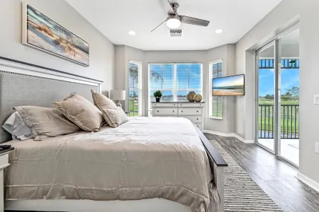 Luxury Lakeview Condo - Golf - Screened Lanai - Resort Pool - Hot Tub - Gym