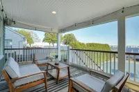 Large waterfront home w/ pool Hotels in Brick