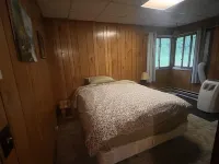 Sweet Retreat Cabin on Crane Lake with onsite parking and Air Conditioned!