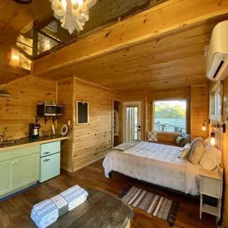 Coach's Quarters - The Dugout - Come Spend The Night in the Trees!!