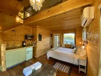 Coach's Quarters - The Dugout - Come Spend The Night in the Trees!!