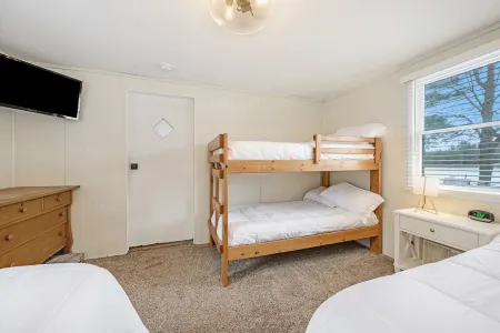 Red Star Cottage on Mawby Lake: Sandy Beach- Kayaks/Paddle Boat/Row Boat