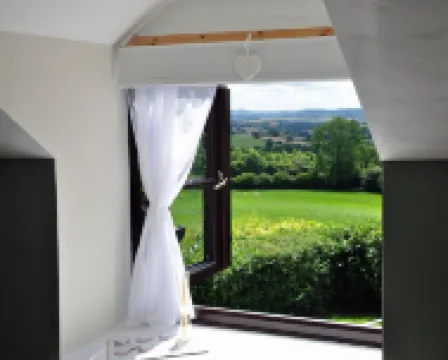 Beautiful and Quiet Rural hideaway for two near Ludlow with stunning views