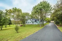 Mini Farmland Apartment with Free Range Chickens and a Beautiful Sunset