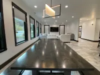 Luxurious Modern Retreat with 3 King Suites Hotels in Coos Bay