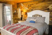 Rustic Fall Cottage | Pet Friendly