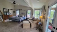 Stunning Waterfront Lakehouse at Shadow Bay Hotels near Corinthian Point Yacht