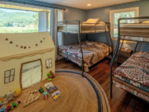 NEW!! Amazing Views & 2 porches. 2 Dens. Fire Pit. Hot Tub. Game Room. Smart TVs Hotels in Watauga