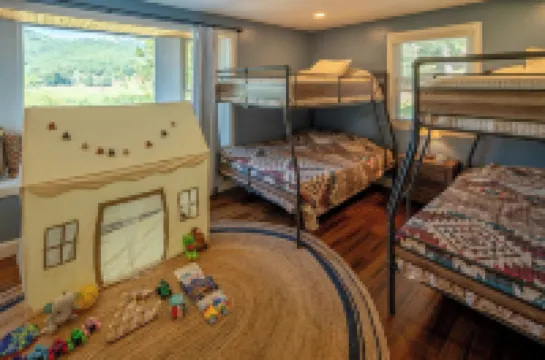 NEW!! Amazing Views & 2 porches. 2 Dens. Fire Pit. Hot Tub. Game Room. Smart TVs