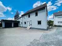 Modern, near thermal spring, office, kitchen, parking spot Goebel Porzellan Werksverkauf附近的飯店