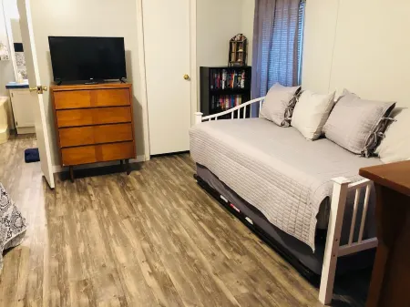 RECENTLY UPDATED Lake Texoma Private Acreage! Sleeps 8. Pet Friendly. 3 acres.