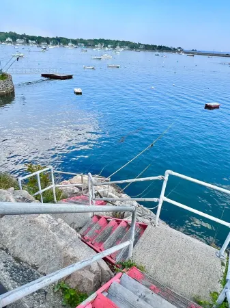 Stunning Beach Cottage just steps from Marblehead Harbor and Town Отели в г. Марблхед