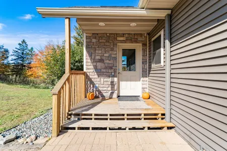 Wisconsin River Retreat, south of Tomahawk, 35 min to Granite Peak, King Bed! Отели в г. Lincoln County