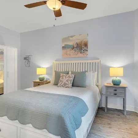 Beautiful Lakeview 1 bedroom/1 bath unit