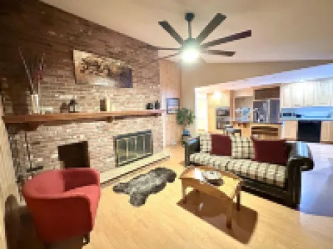 Secluded Serenity Lg 4beds, 2.5 bath near Downtown