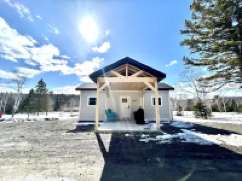 J19 South • Direct Trail Access  • King Suite • in Town • Fast WiFi • Sleeps 7