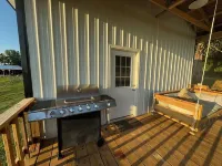 Charming rustic modern 2-bedroom cabin farm stay, privacy & close to town!