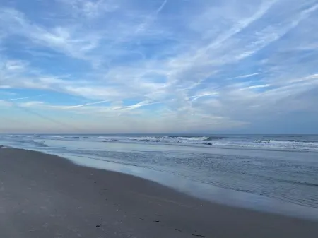 Spacious 5Br/3BA Beach Block Home – Steps to Sand & Perfect for Families!