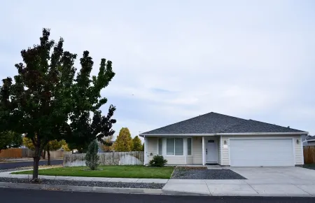 Sunlit Sage House - a peaceful retreat.  3 bed 2 bath bright & clean home