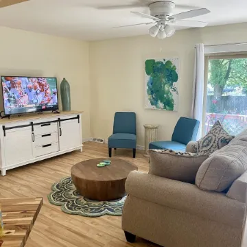 Cheerful mid-town home close to Bass Pro, shopping and local eateries.