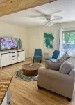 Cheerful mid-town home close to Bass Pro, shopping and local eateries.