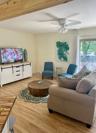 Cheerful mid-town home close to Bass Pro, shopping and local eateries.