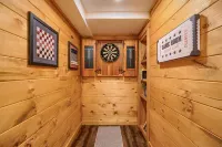 New+ Updated. Hot Tub. Near Trails. Game Room. Firepit. Secluded 8 Acres