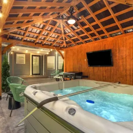 Hot Tub & Fireplace/12min to Horse Park/30 Min to Ark