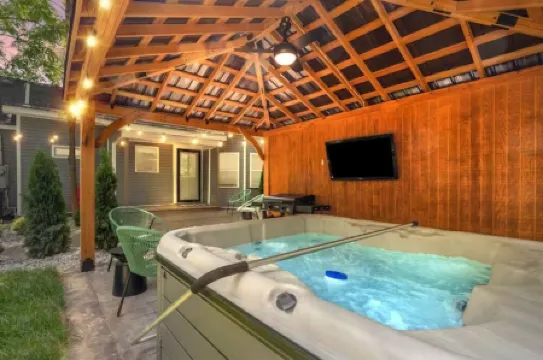 Hot Tub & Fireplace/12min to Horse Park/30 Min to Ark