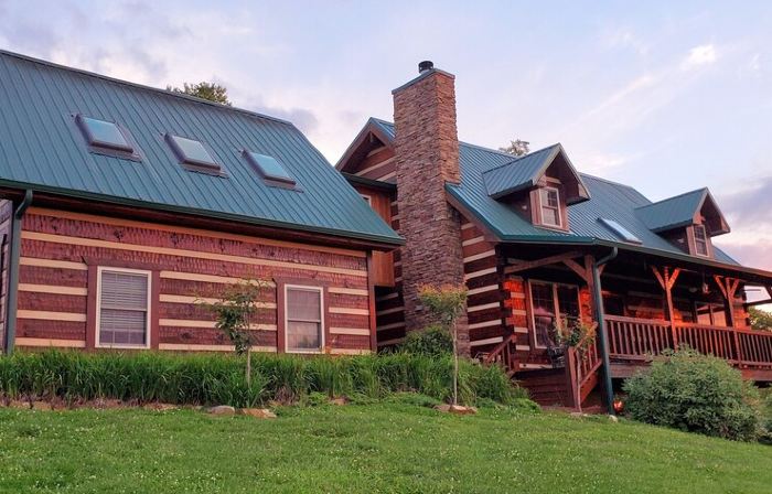 Luxurious cabin, mountain views near the  Smokies! Pet and family friendly!