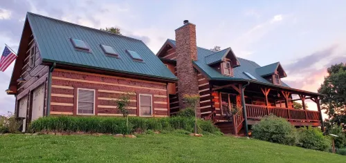 Luxurious cabin, mountain views near the  Smokies! Pet and family friendly!