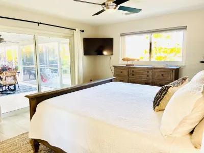 *NEW LISTING*Canal front home/private pool/beautiful views/10,000lb boat lift