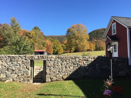 Historic Renovated Barn at Boorn Brook Farm - Manchester Vermont Отели рядом с достопримечательностью «Даттон Фарм Станд»