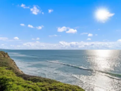 High End Oceanfront Home, a 2 min walk to Beach, Shops, Dining & More in Solana 索拉納海灘酒店