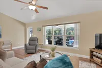 🍹🌞 Paradise Oasis! Beautiful Heated Pool, Pet Friendly, Wi-Fi, Near Beaches!