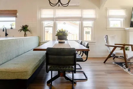 Dog Friendly Midtown Spanish Bungalow + EV charger Отели рядом с достопримечательностью «Эмма Вуд Стейт Бич»