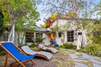 Secret Garden Cottage in LA: Natural Stone Heated Pool/Spa, al fresco dining